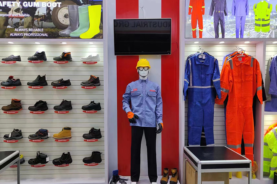 Aké sú kľúčové výhody nosenia bezpečnostnej obuvi z PVC v priemyselnom prostredí